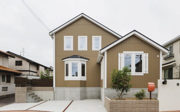 茶色のサイディングがかわいいおうち 兵庫県 施工事例 お客様の声 兵庫県神戸市で自然素材を使ったおしゃれでカッコいい かわいい デザイン注文住宅の新築 リフォームを行うならハイランドホームデザイン